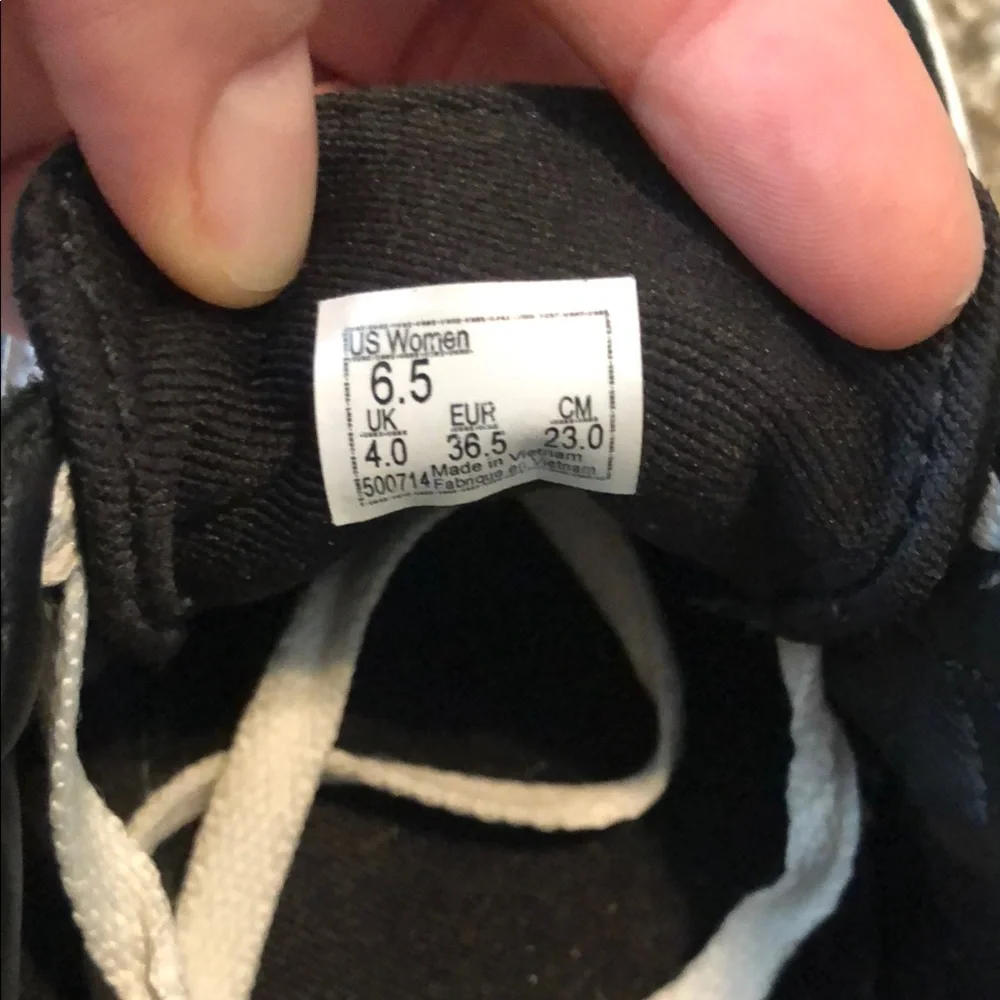 Women’s Classic Black and White Low-Tops Vans